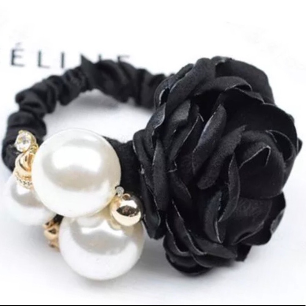 New🌻Black Flower & Pearls Hair Tie🌻